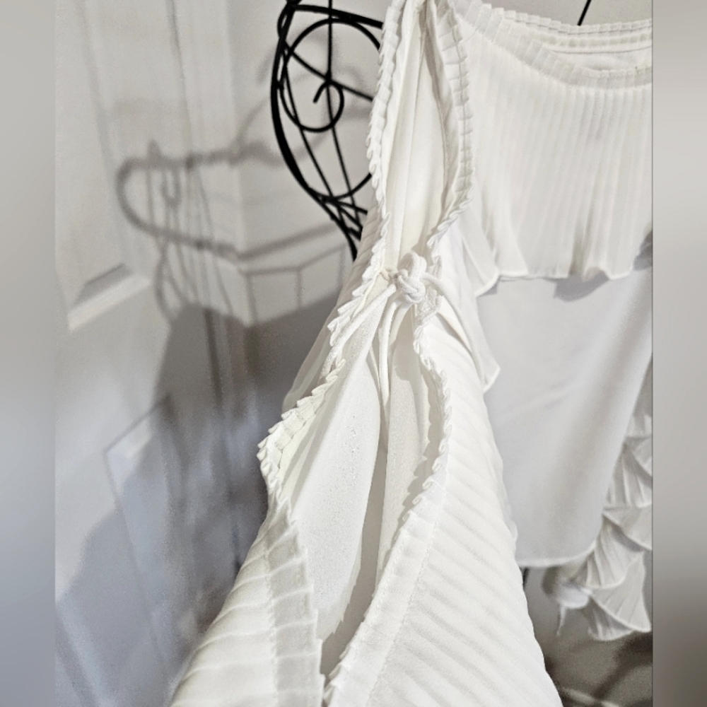 NWOT Ruffle‎ cold shoulder top - Picture 2 of 3